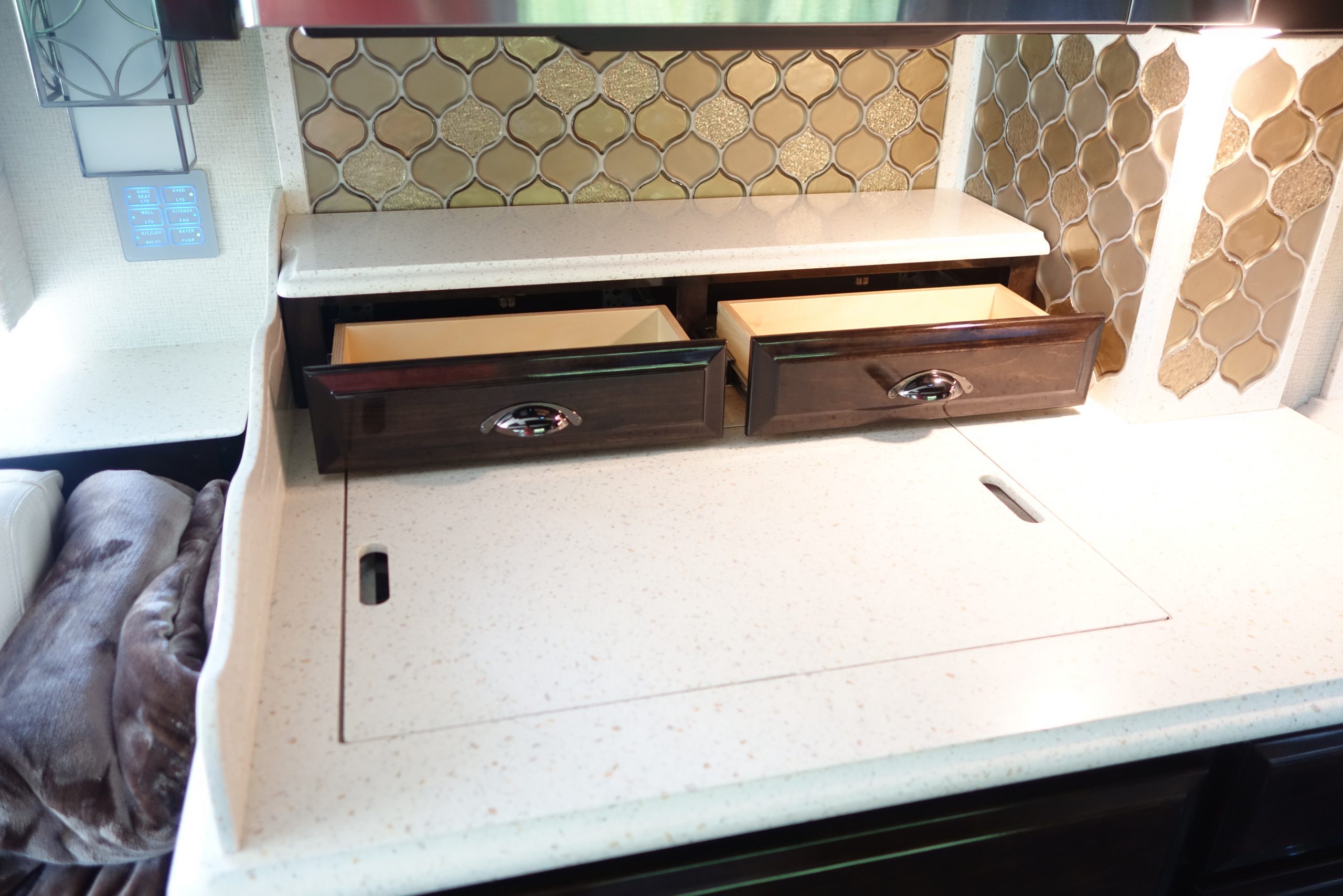 DSC05669 Countertop drawers opened