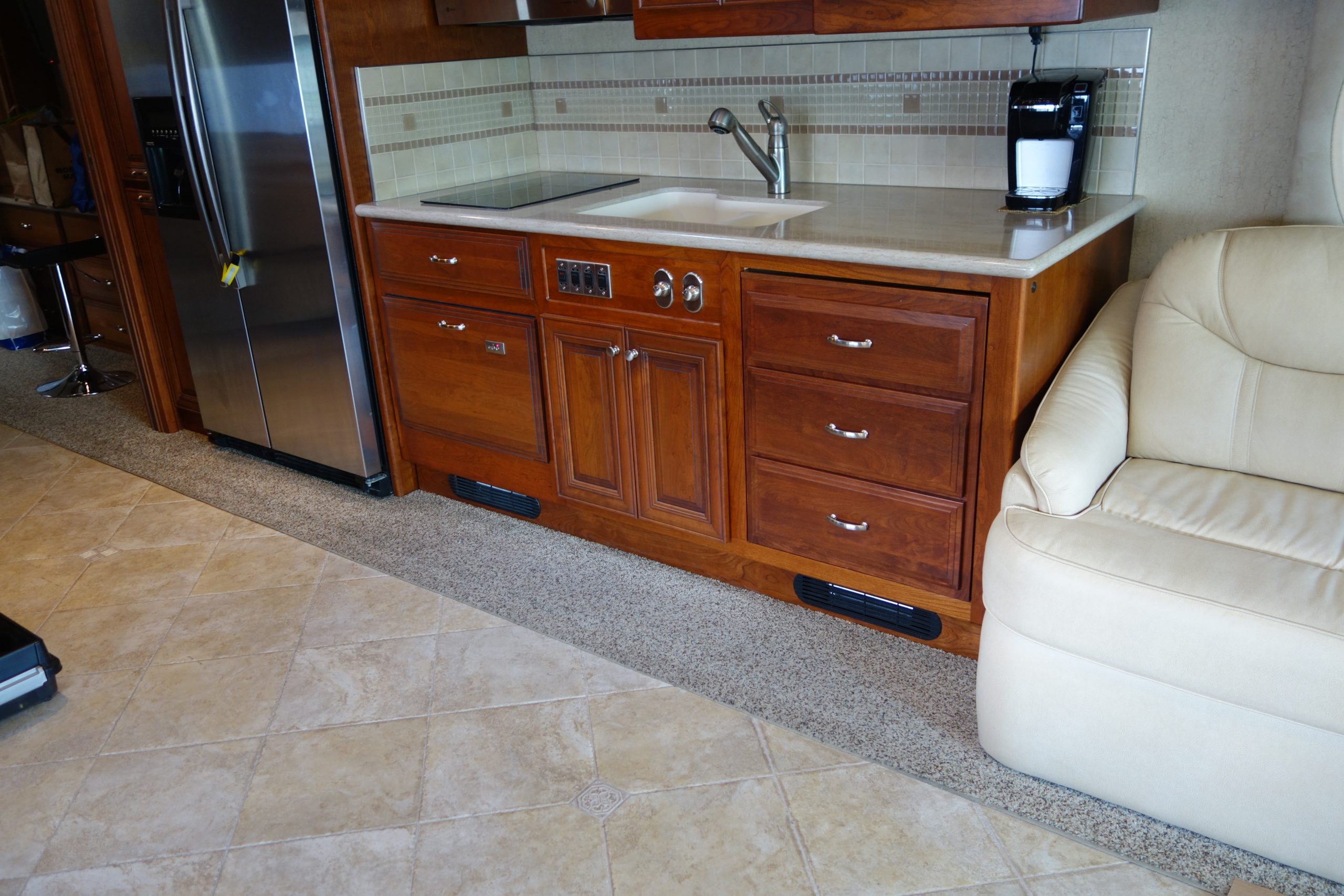 DSC05683 Pullout kitchen drawers pushed in