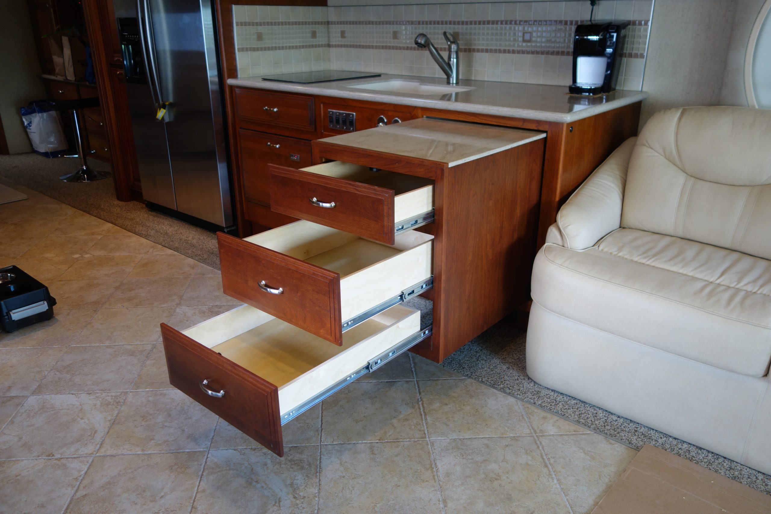 DSC05686 Pullout kitchen drawers with opened drawers