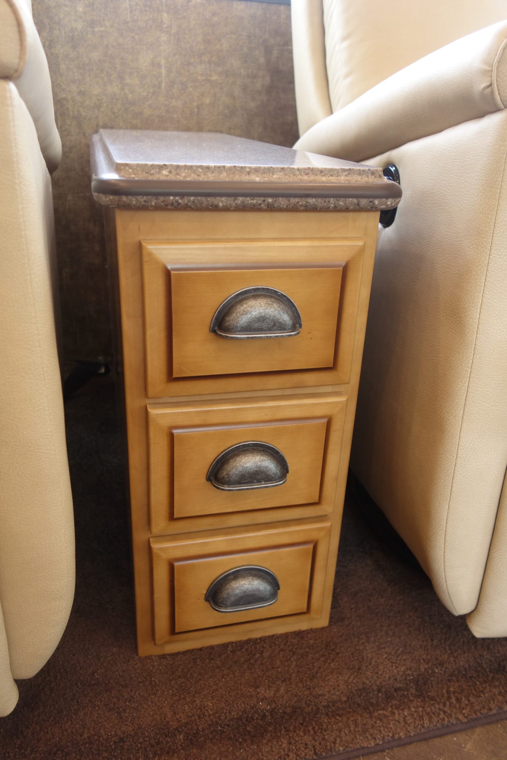 DSC05707 Skinny drawer set between chairs